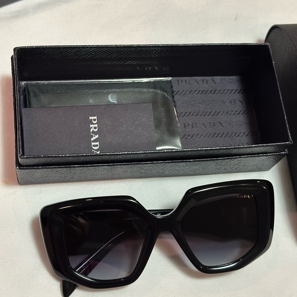Prada SPR 14Z sunglasses - Picture 14 of 16